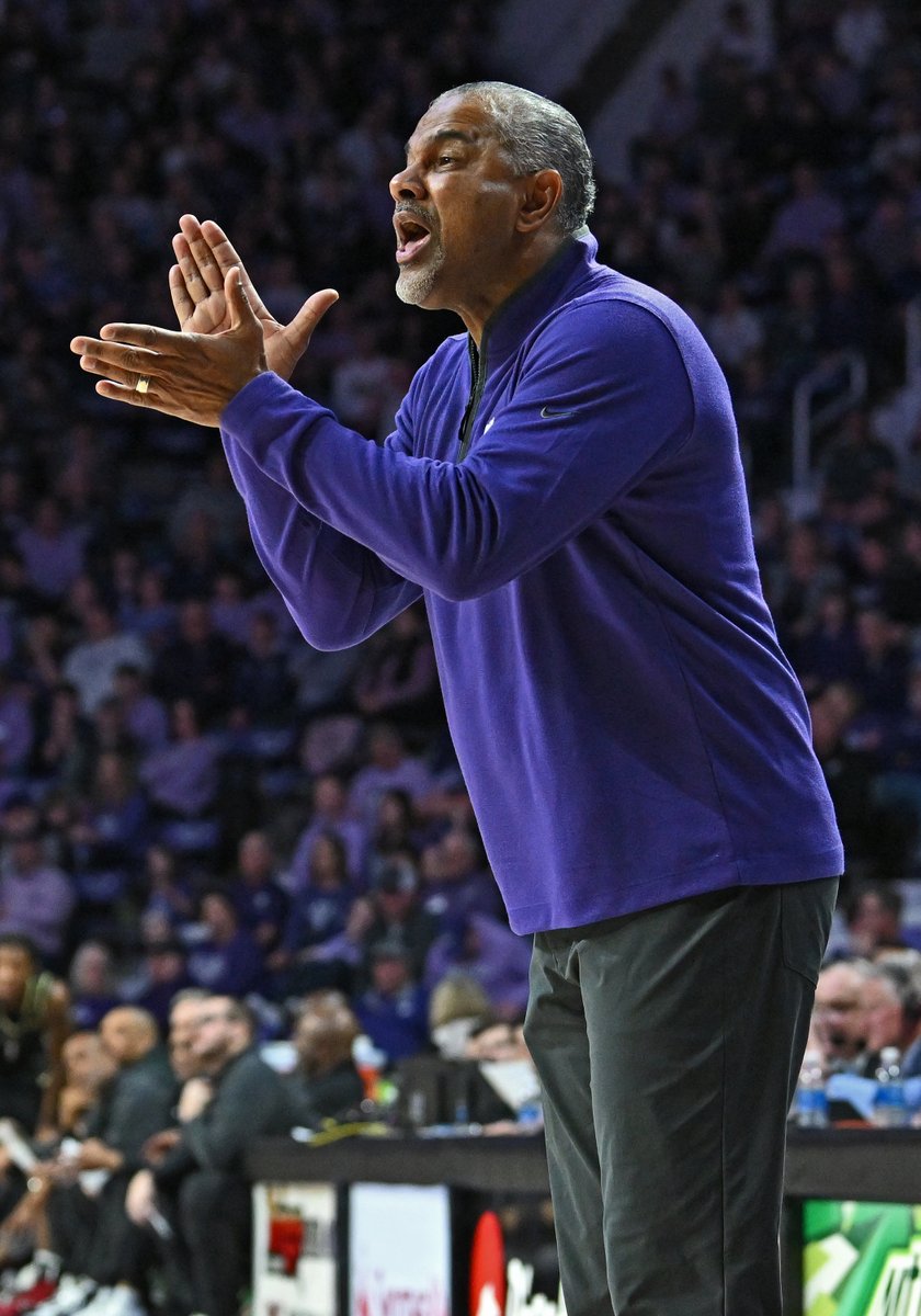CBSSportsCBB's tweet photo. DOWN GOES NO. 9 🚨

@KStateMBB upsets Baylor at the Octagon of Doom in OT. Jerome Tang is now 3-0 against Scott Drew. https://t.co/iqRuPuMgre