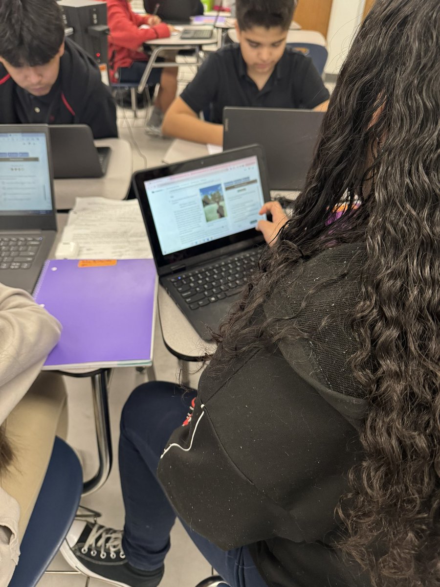 💜📚 Our 8th grade Ravens in Mrs. Molinar’s class  take hold of their own learning using @AVID4College focus notes & @CommonLit argumentative texts #Eastlake_Middle #LiveTheMission #TeamSISD 📚💜