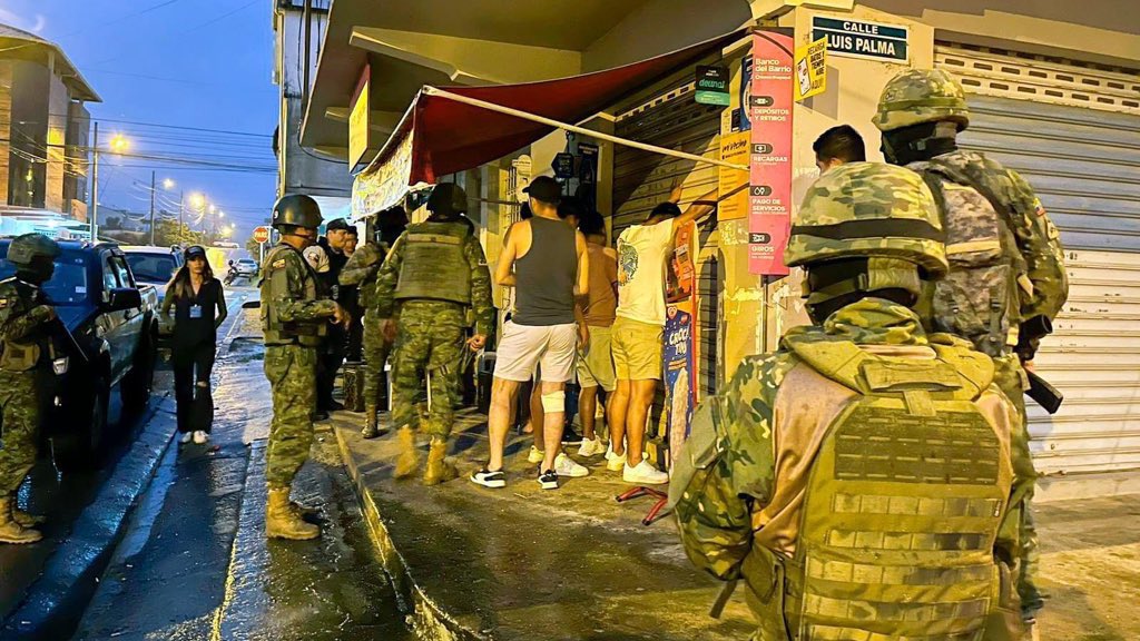 GoberElOro's tweet photo. En #Balsas, las @FFAAECUADOR junto a la @PoliciaEcuador y @CNPBalsas, ejecutan operativos antidelincuenciales y militares con el objetivo de salvaguardar a la población y prevenir actos delictivos.

@DanielNoboaOk 
@jimmyblacio_ec 

#JuntosContraElTerrorismo https://t.co/E6POd3M9pV