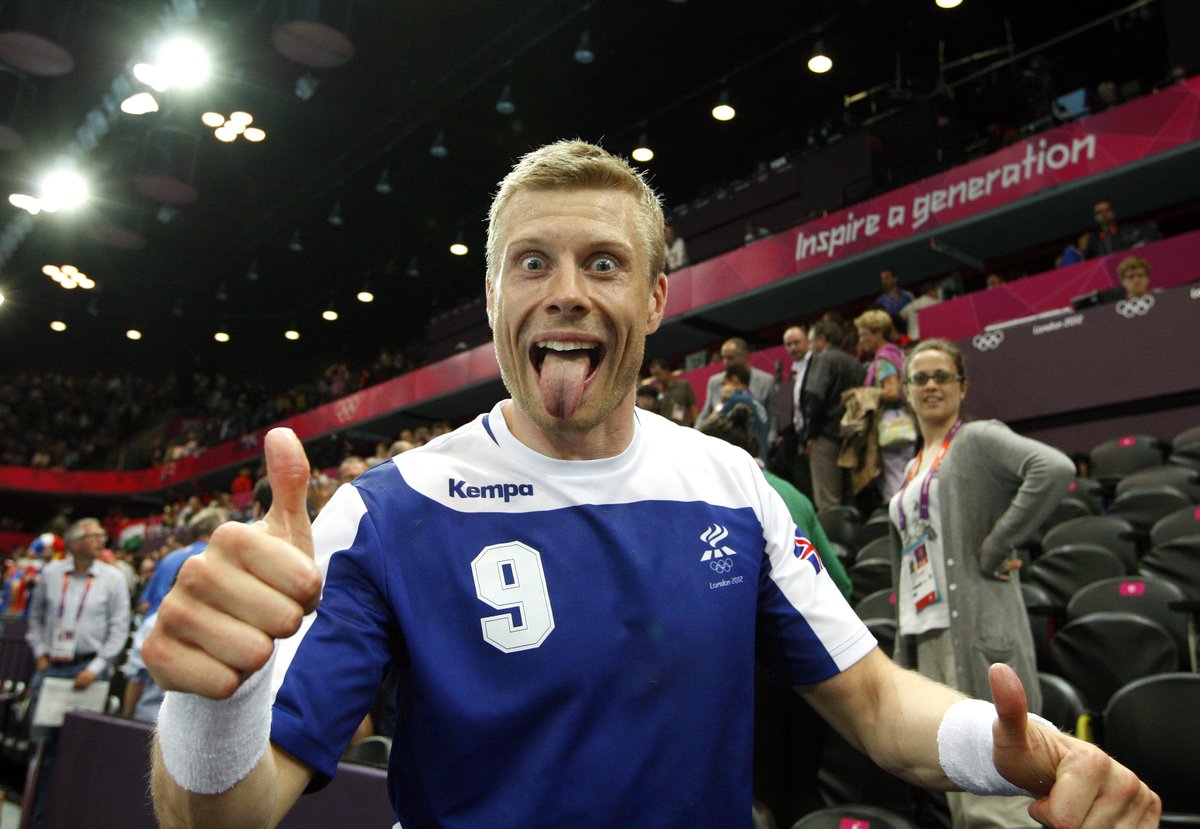 gollmundur's tweet photo. Það er 8. ágúst 2012. Íslenska landsliðið í handbolta er búið að slátra sínum riðli á Ólympíuleikunum í London, búnir að vinna bæði Frakka og Svía. Fjögra ára silfurverðlaun frá Peking hanga heima. Nú skal vinna gullið !
1/4
#emruv #handbolti #IslUng https://t.co/JZWbR7MaCK