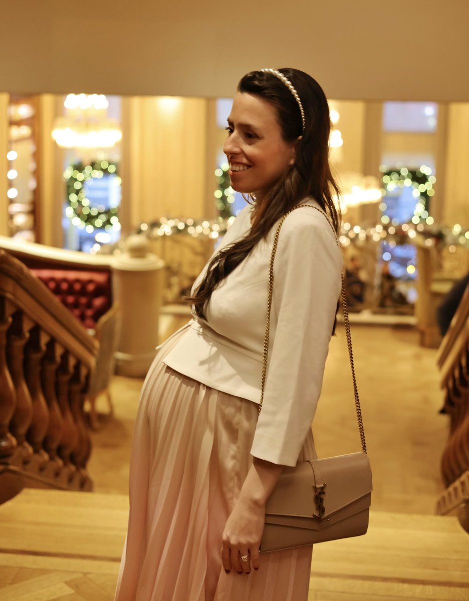 AnaFlorentyna's tweet photo. I should’ve prob sized up 😅🎀 but this is the cutest ivory cropped jacket! Linking it here: https://t.co/y8zrMTJM92

XO #maternity #maternitystyle #maternityfashion #nycmama #nyc #plazahotel https://t.co/G3o92S5nQy
