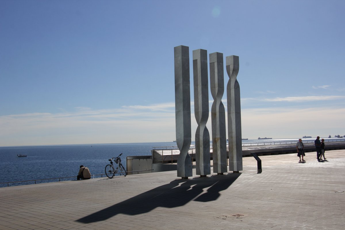 La barcelonesa del día va para les quatre barres de la senyera, de Ricardo Bofill.