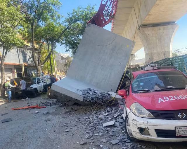 A pesar de que no se reportan lesionados, los valientes grupos de rescate de Acción Nacional ya buscan entre los escombros con la esperanza de encontrar a alguien sin vida.