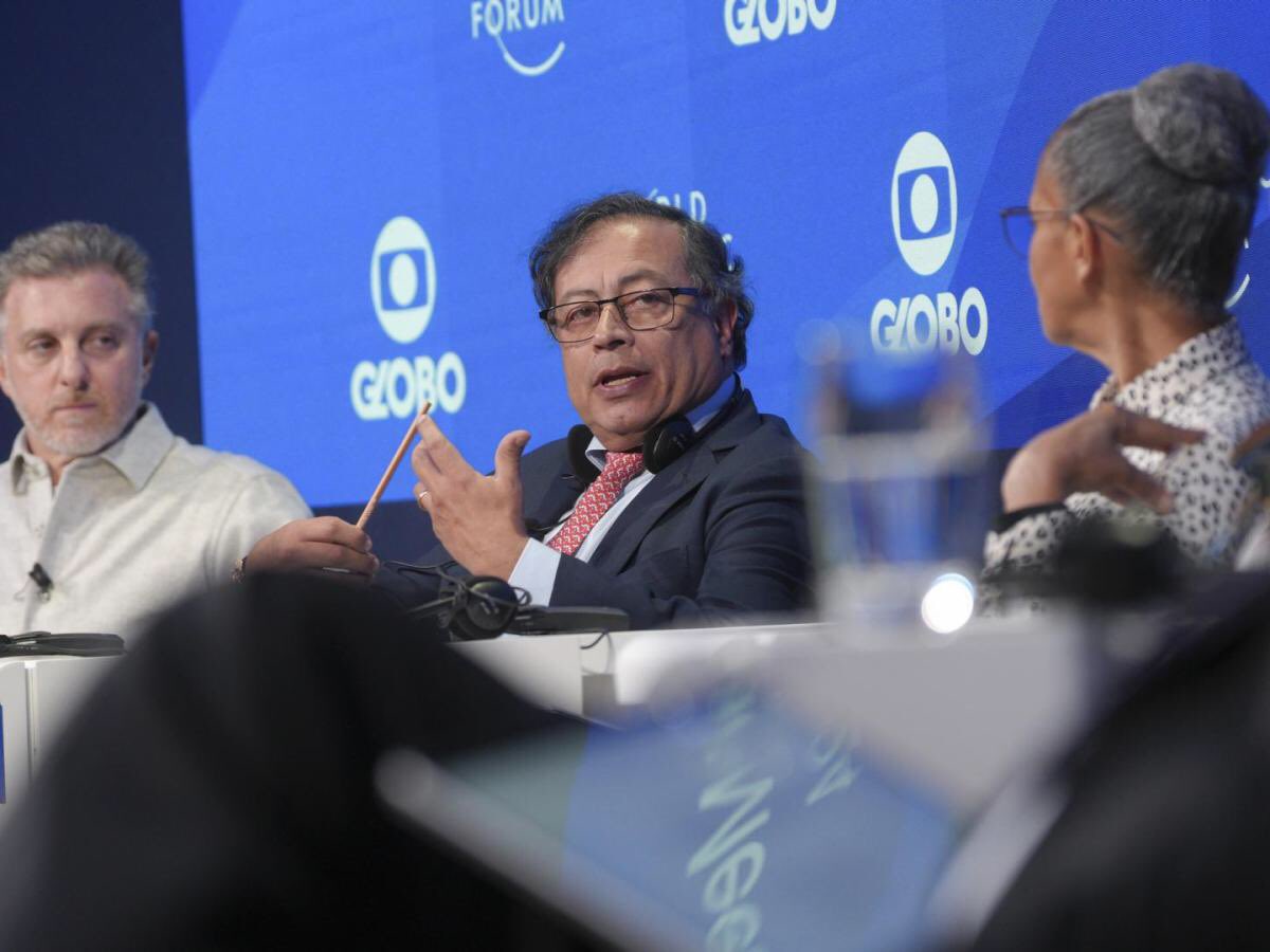 albertobemo's tweet photo. Te invito en este hilo a saber qué es el #ForoEconomicoMundial - @wef @wef_es, cómo participa nuestro país en este importante espacio de discusión global y a que conozcas lo que expresó hoy el presidente @petrogustavo desde Davos Suiza, en el marco del conversatorio "Buscar un equilibrio para el Amazonas"🧵1/3