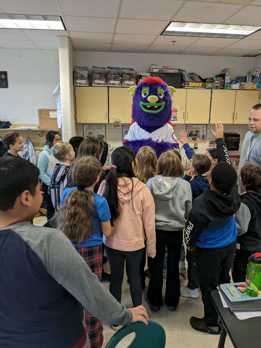 CedarForestES's tweet photo. Gus from the FredNats visited CFES on Friday. The students and staff were ecstatic! Please visit again soon!🐺🧢⚾️ https://t.co/TCDifYjG1g