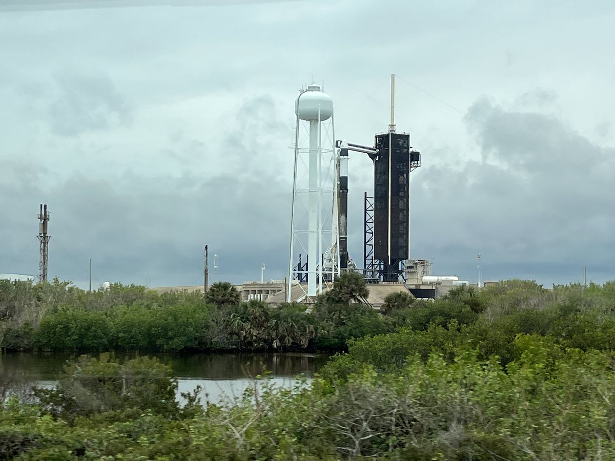 einarper's tweet photo. I Florida och bara några hundra meter från den raket som imorgon skall lyfta den första Chalmeristen @astro_marcus till ISS. Allt ser ut att gå enligt plan och jag räknar ner med spänning! 😃🚀

#chalmers
#muninn https://t.co/gfttON9go4