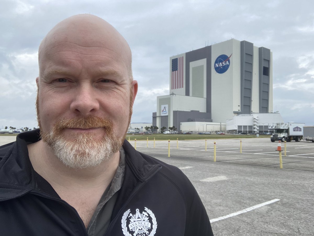 einarper's tweet photo. I Florida och bara några hundra meter från den raket som imorgon skall lyfta den första Chalmeristen @astro_marcus till ISS. Allt ser ut att gå enligt plan och jag räknar ner med spänning! 😃🚀

#chalmers
#muninn https://t.co/gfttON9go4