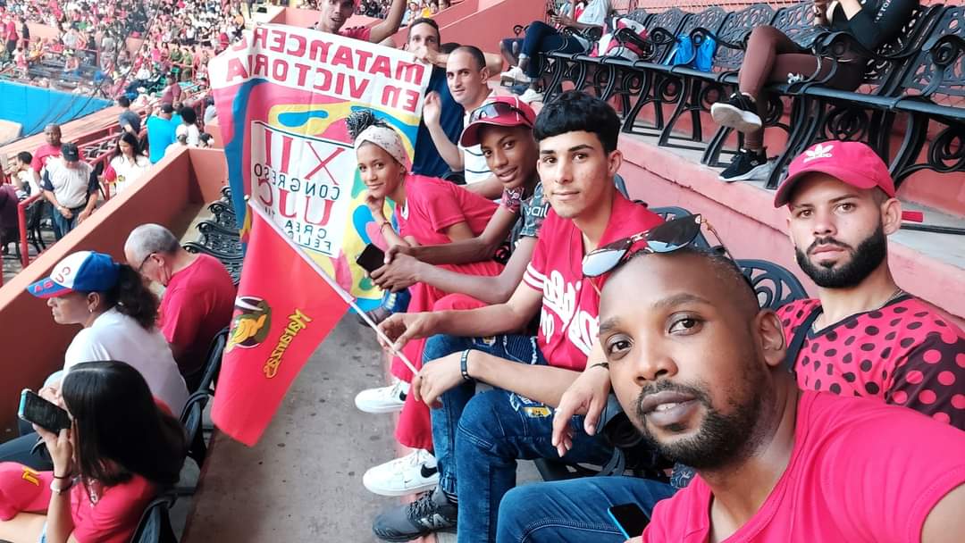 ArazayRojas's tweet photo. En saludo a la Asamblea Municipal XII Congreso de la #UJCMatanzas , el aniversario #85CTC y el #65DeLaLeyDeReformaAgraria  Los cuadros , campesinos y  jóvenes matanceros apollan al equipo de #MatanzasCampeón en el estadio Victoria de Girón #matanzasenvictoria https://t.co/fWVyiV2Un6