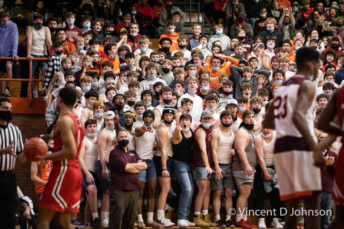 VincentDJohnson's tweet photo. Off to shoot the madness that is the #BattleOfPulaski between #Marist &amp; #BrotherRice. Third year in a row for me. Will be on the job tonight with @Millar_S for @DailySouthtown / @SouthtownSports. Follow them for more.  @Rice_Pride @HonorGloryFame @MaristBoysHoops @BR_Hoops https://t.co/ipVoxHEawi