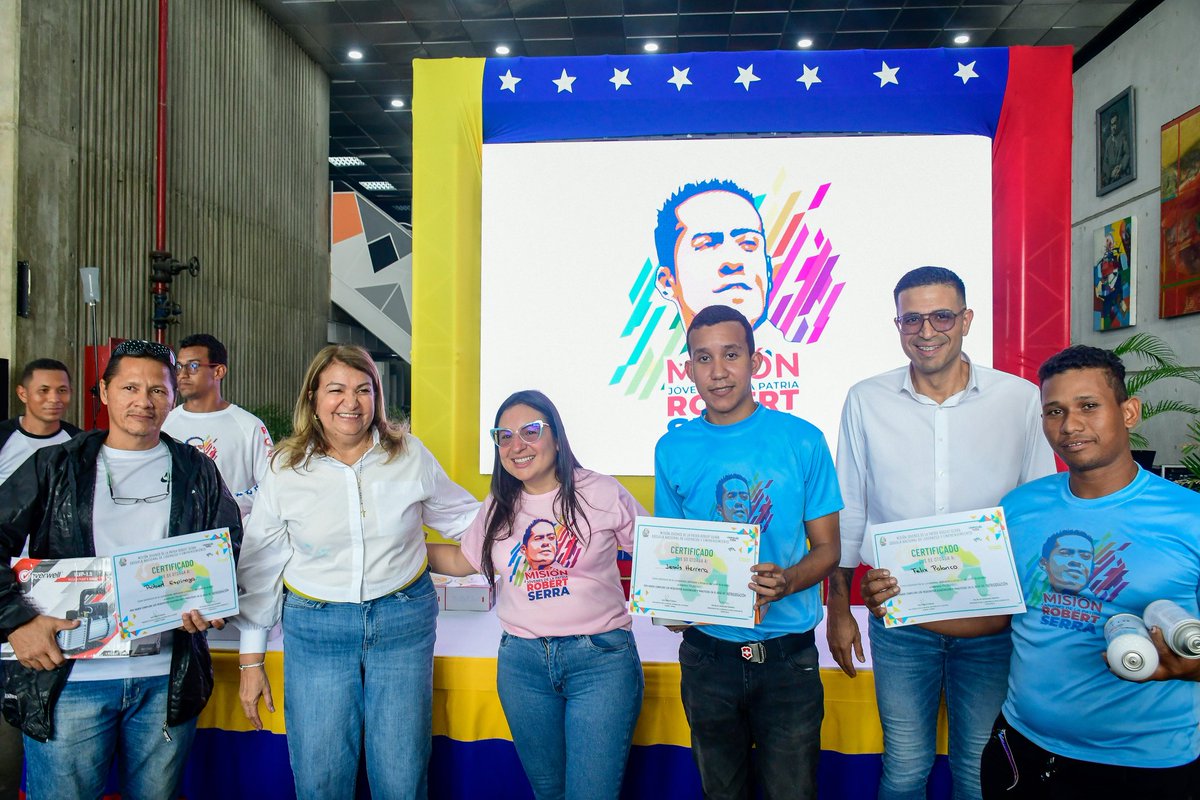 ¡Jóven empodérate!

Un abrazo incluyente y amoroso de nuestro presidente <a href="/NicolasMaduro/">Nicolás Maduro</a>, asistimos a la graduación de la Escuela de Liderazgo y Emprendimiento de la Misión Robert Serra.

Nosotros creemos en ustedes y estamos fortaleciendo la participación protagónica.