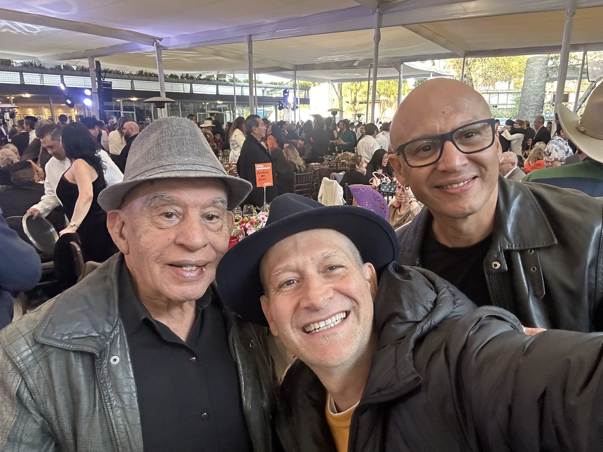 “Tilico” y “Tiliquillo” Muñoz <a href="/CharlyMunioz/">Charly Muñoz</a> 
2 generaciones de músicos y productores de los más grandes que hay. Como le digo a mi madre <a href="/myrzamaldonado/">Myrza Maldonado</a> , son amistades heredadas de mi abuelo <a href="/FernandozMaldon/">FernandoZMaldonado</a> que en sus nuevas generaciones seguiremos haciendo mucha música juntos