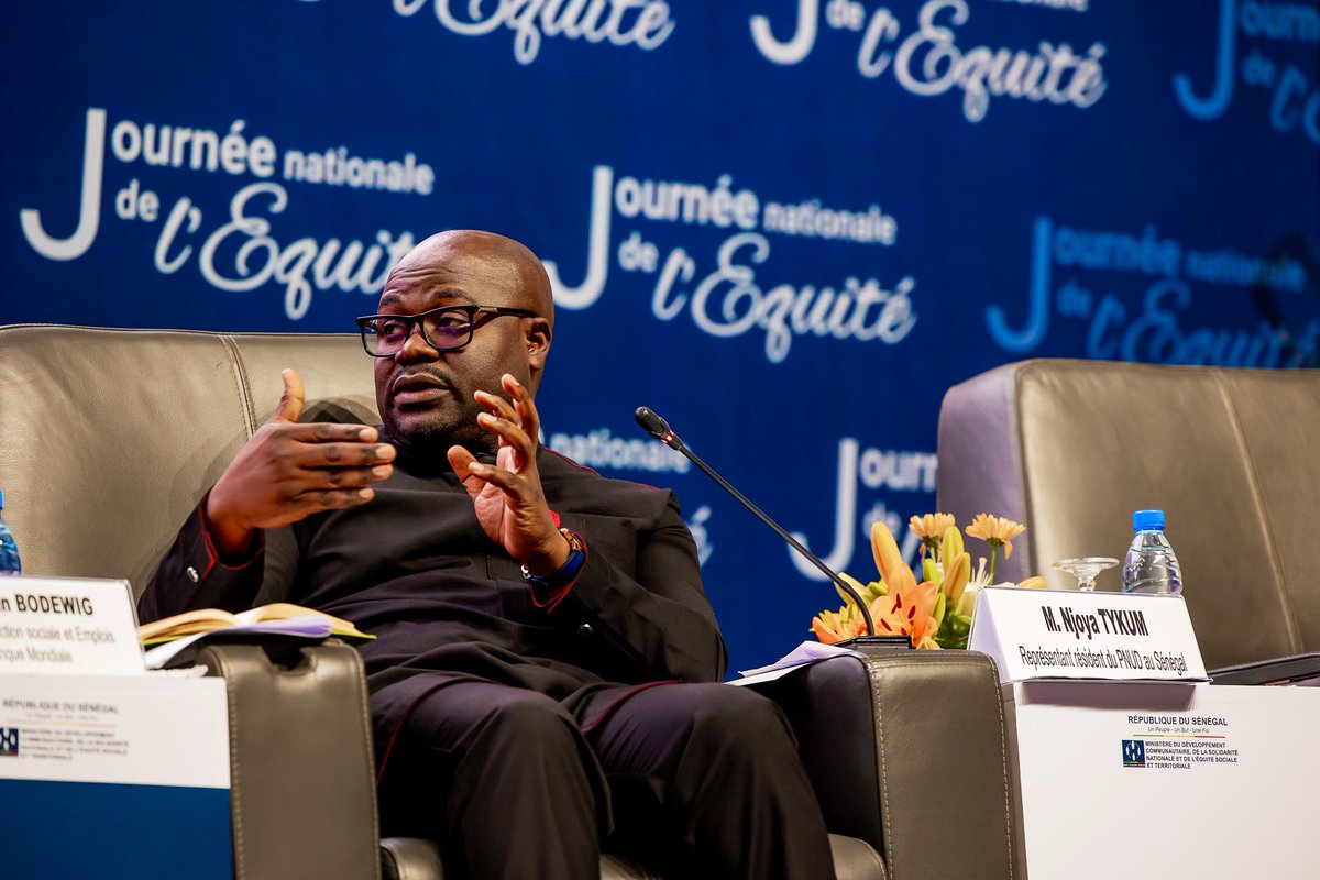 PNUDSenegal's tweet photo. Lors de la session ministérielle avec @thrsfaye, notre Représentant résident, @NTikum, a souligné la nécessité que le développement aille au-delà de l'aide :

« Tous les programmes que nous avons cités aujourd’hui, ne sont pas financés par l’aide extérieure... »

1/2 🧵 https://t.co/sAVrUC0AvG