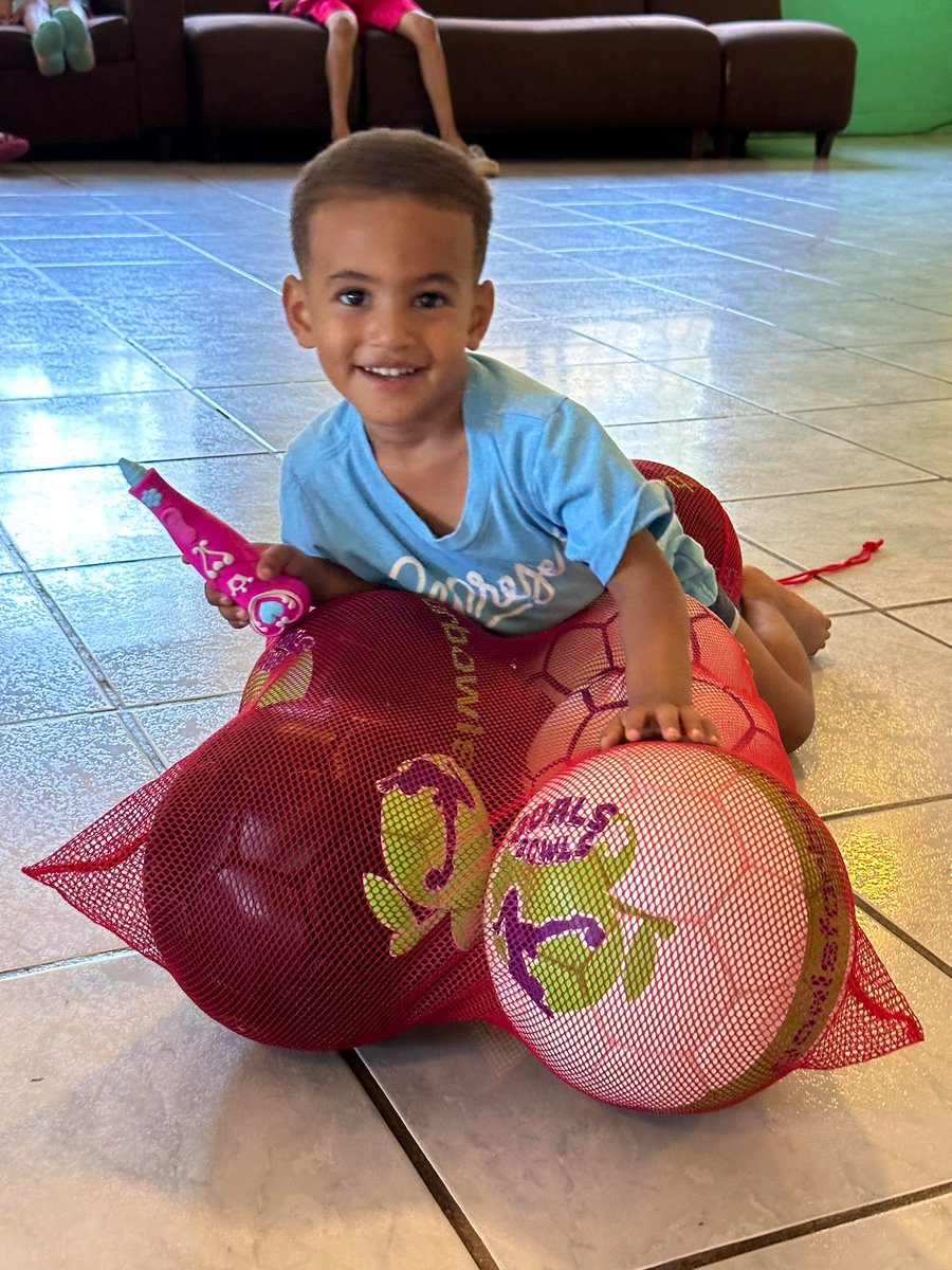 Goals_For_Bowls's tweet photo. Took 15 #GFB soccer balls and a week’s worth of food to a Christian children’s home and orphanage in Roatan, Honduras 🇭🇳 today!! 

Thanks to your donations, we were also able to leave money for the kids to be fed for the entire month! God is so good!! https://t.co/FWVh1wYZ51