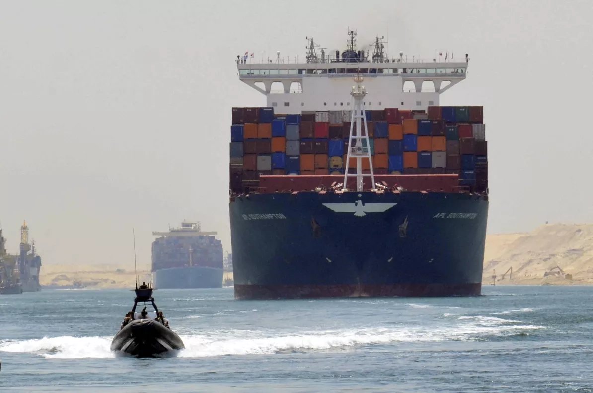 FlashFactsHub's tweet photo. 🚨 Breaking: Greek bulk carrier hit by missile in the Red Sea, south of Yemen. This alarming attack, attributed to Yemen's Houthi rebels, follows recent tensions in the region. Maritime risk firm Ambrey confirms the incident amidst escalating maritime conflicts. #RedSea #YemenCrisis 🚢🌍