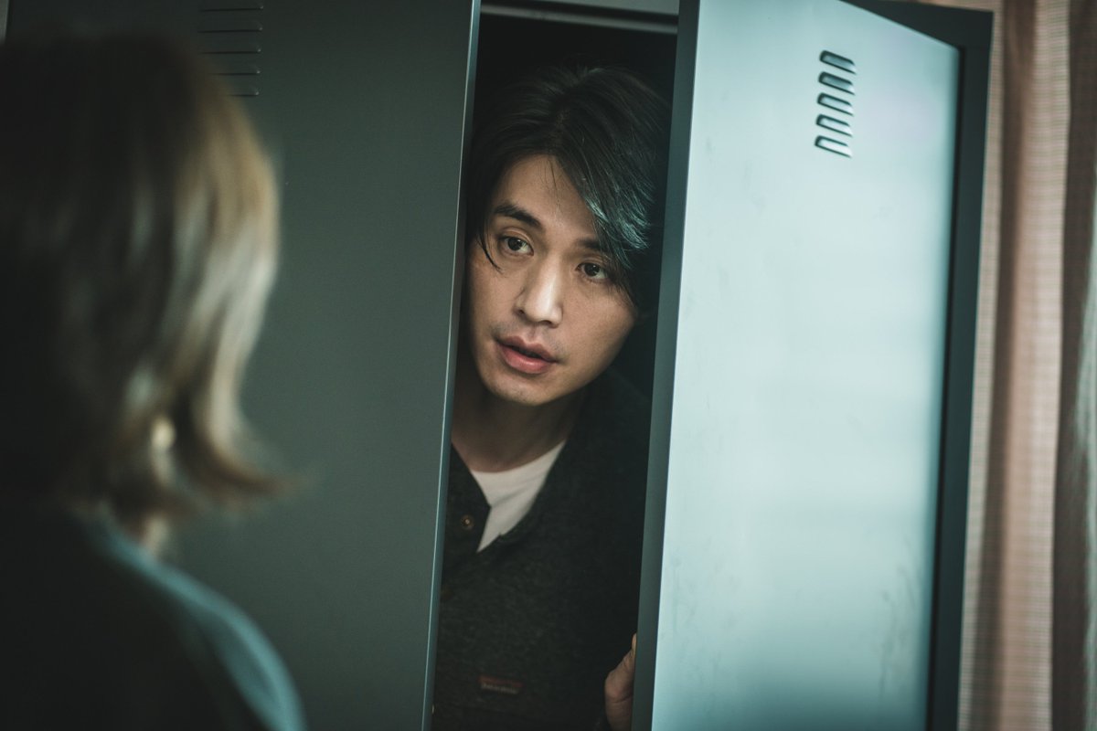 imbcenews's tweet photo. '킬러들의 쇼핑몰' 이동욱, 옷장에 숨은 이유는?…오늘(17일) 1·2화 공개 #킬러들의쇼핑몰 #이동욱 #李棟旭 #LeeDongwook

독립하게 된 김혜준의 자취방 옷장 속에서 나타난 이동욱의 심상치 않은 등장이 호기심을 자극한다
⬇️기사 Click Plz⬇️
https://t.co/4dZ1mbQC3R https://t.co/MEErSjGJQ3