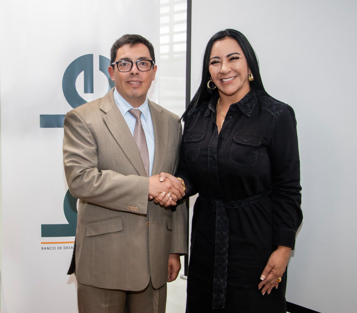 BDEcuadorBP's tweet photo. 💪🏻#FinanciamosDesarrollo en #Esmeraldas 

✅@CRiveraBautista #GerenteGeneralBDE revisa junto a la prefecta @RobertaZam_ofi los proyectos prioritarios para atender las necesidades de la provincia, y prevenir acciones ante el fenómeno de El Niño. 

#ElNuevoEcuador https://t.co/PlIlZdhb5f