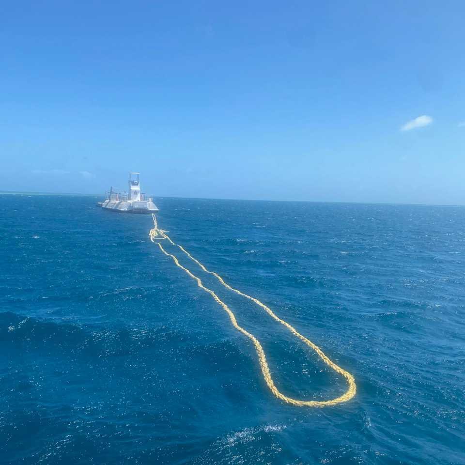 150m+ of thick mooring rope was found snagged up on the reef. It was untangled and secured on a mooring with two #ProjectReCon buoys attached as we waited for the Cyclone to pass. Now the winds have settled, it was recovered and removed from the Great Barrier Reef! @SatlinkSL