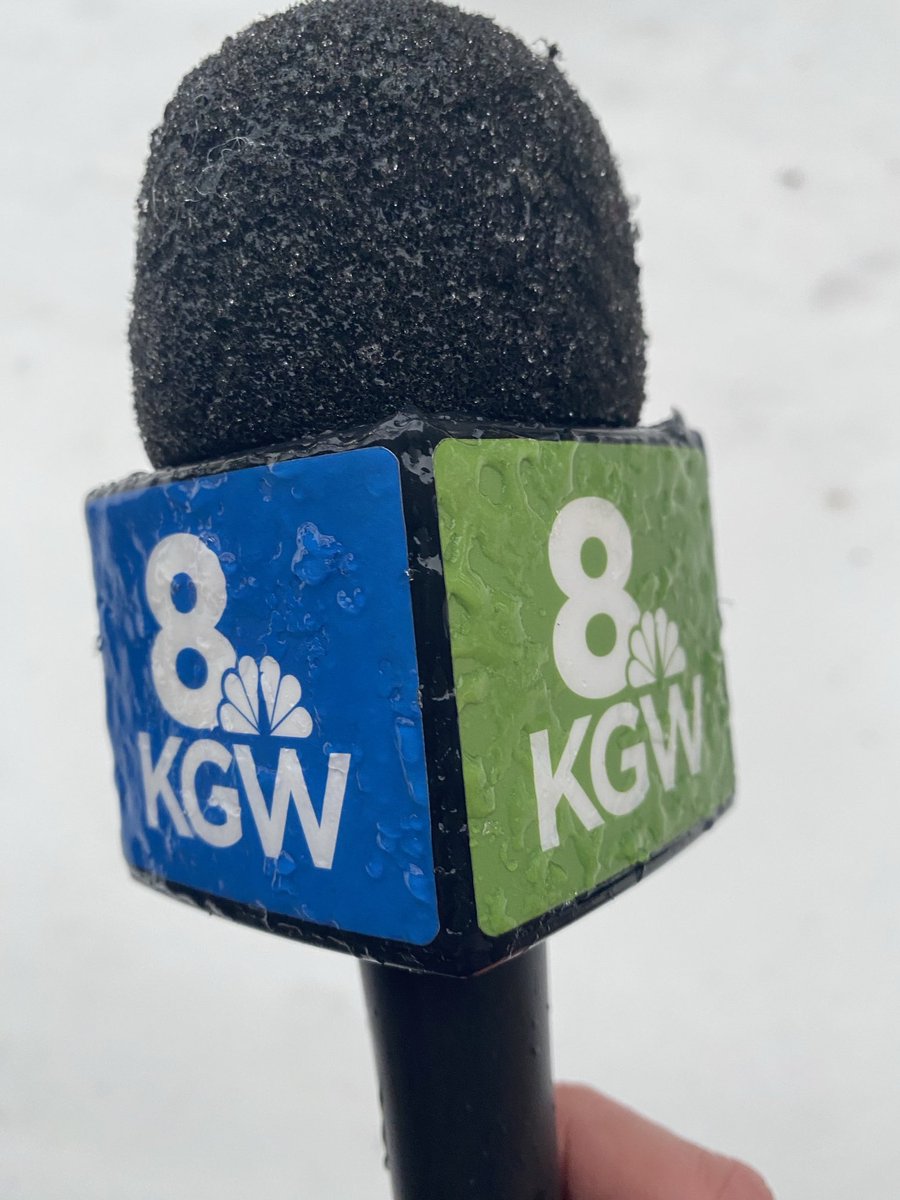 Freezing rain accumulating up on my 🎤. #kgw #kgwweather #icestorm #pacnw