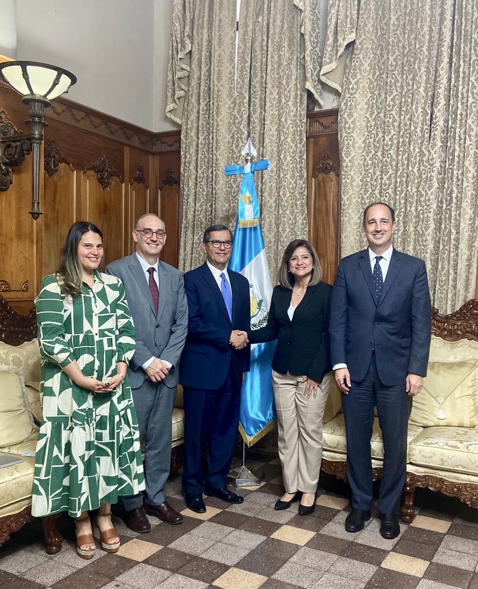 IRI_es's tweet photo. Agradecemos al Presidente @BArevalodeLeon y a la Vicepresidenta @KarinHerreraVP por una constructiva reunión con el Embajador Gaddi Vasquez miembro de la Junta Directiva de @IRIglobal y nuestro Director Senior @GarrastazuTony. Reiteramos nuestro compromiso en apoyar al @GuatemalaGob en el trabajo para fortalecer la transparencia y la democracia de #Guatemala.