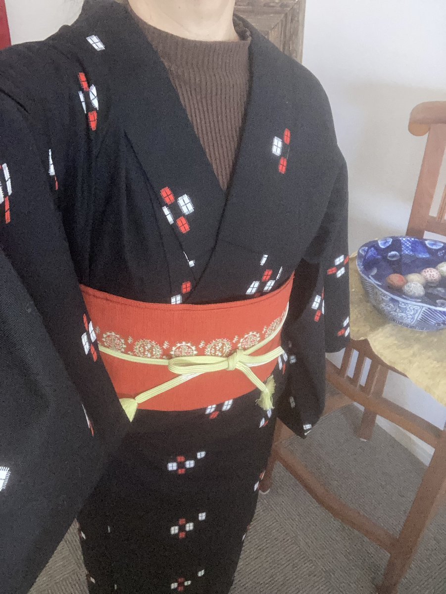 KImuret's tweet photo. 左から
今日昨日一昨日
冬は衣紋抜くの寒すぎて襦袢なしでこうなります。
 #普段着物 https://t.co/MkeQByN9YX