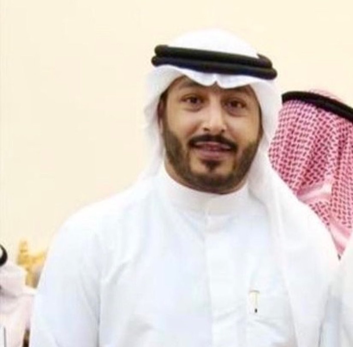 من طيب راسه ما اعترف بـ الكراسي 
خلا المكاتب "طير شلوى " دواوين "
<a href="/bm_kuw/">بدر مجلاد الظفيري</a>