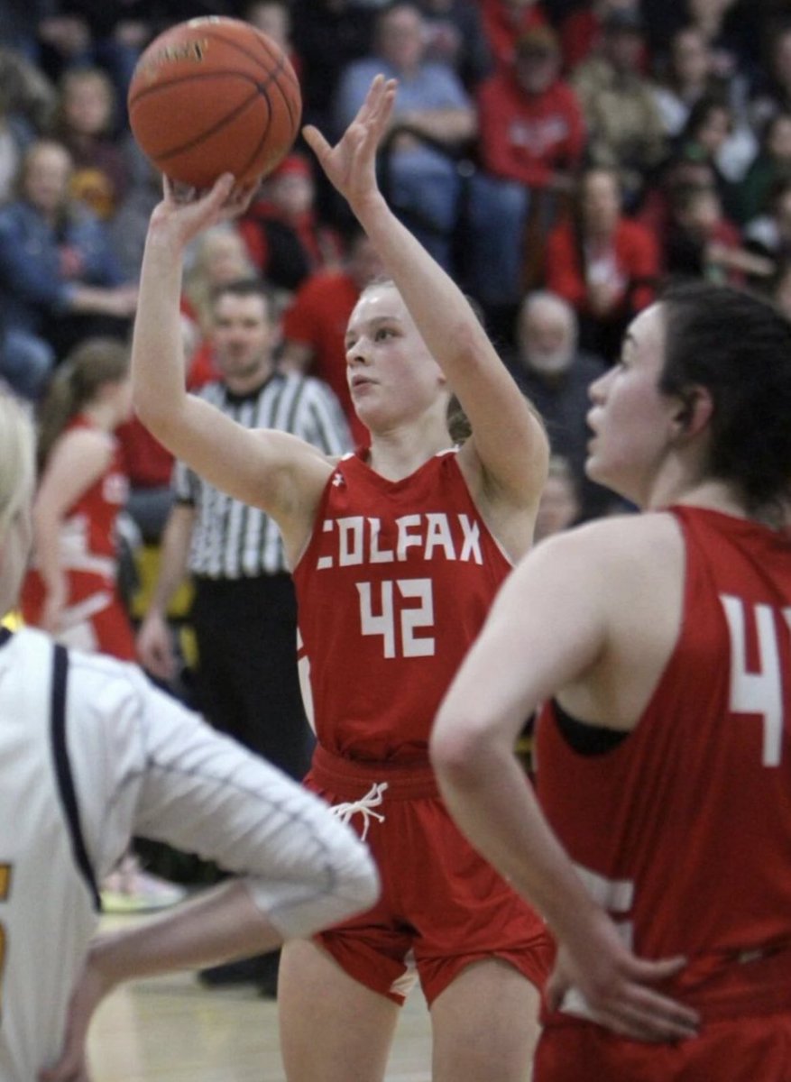 With 4 minutes to go @mckenna_shipman (2024 @teamwinoll ) is leading Colfax with 26 points. The Vikings are up 53-47 on Somerset 

#uncommitted2024
#TeamWisconsinFamily