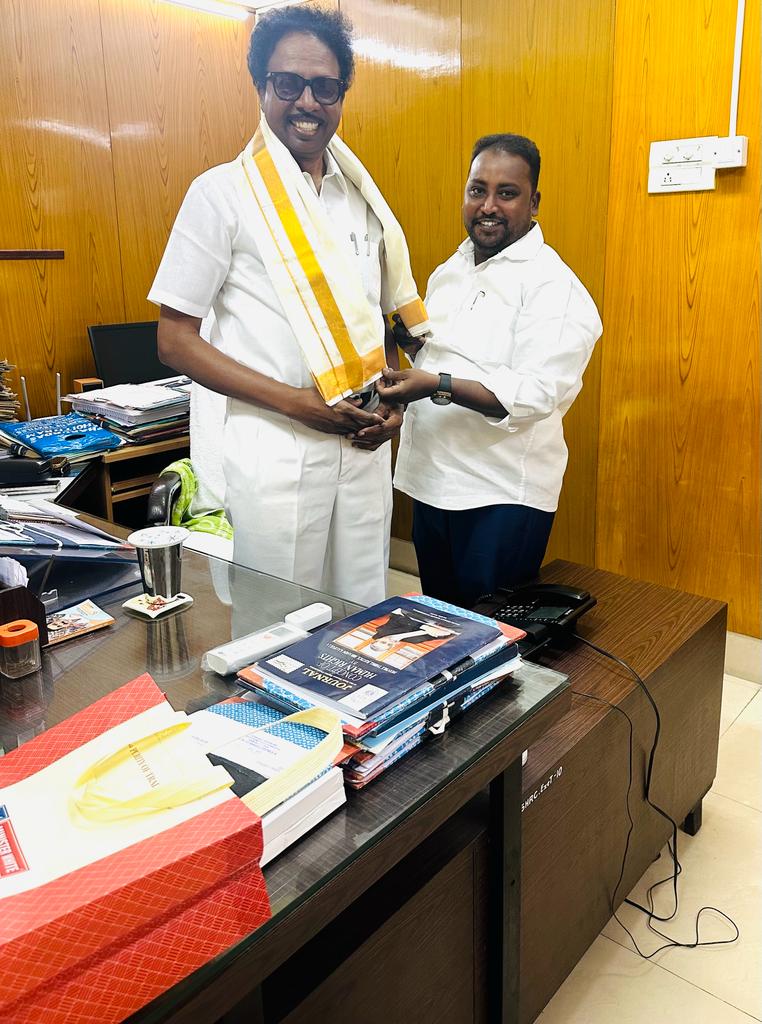 tyapresident's tweet photo. தமிழ்நாடு அரசு  மனித உரிமை ஆணையத்தின் உறுப்பினர் எனது பெரியப்பா மாண்புமிகு வீ.கண்ணதாசன் அவர்களிடம் 2024 பொங்கல் வாழ்த்து தெரிவித்த போது  

எம்.எம்.ஆர்.மதன் 
மாநில தலைவர் 
தமிழ்நாடு இளைஞர்கள் சங்கம் https://t.co/DI39mpFcwZ