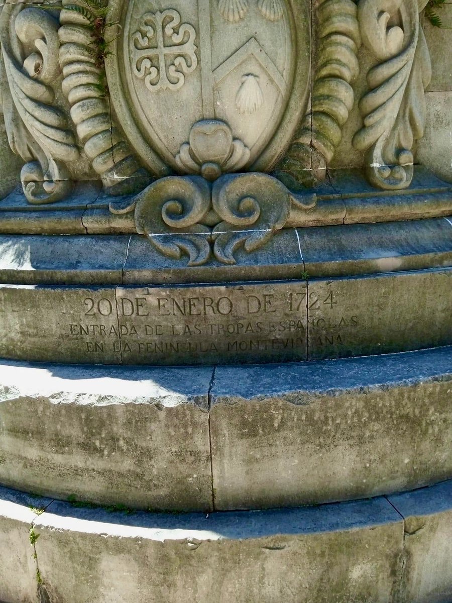AnaDeRogatis's tweet image. La historia de Montevideo no sólo está escrita en los libros, también está en uno de sus lugares públicos más emblemáticos. El texto esculpido en mármol en la Plaza Zabala dice:
"20 DE ENERO DE 1724.
Entrada de las tropas españolas, en la península montevideana".
La construcción…