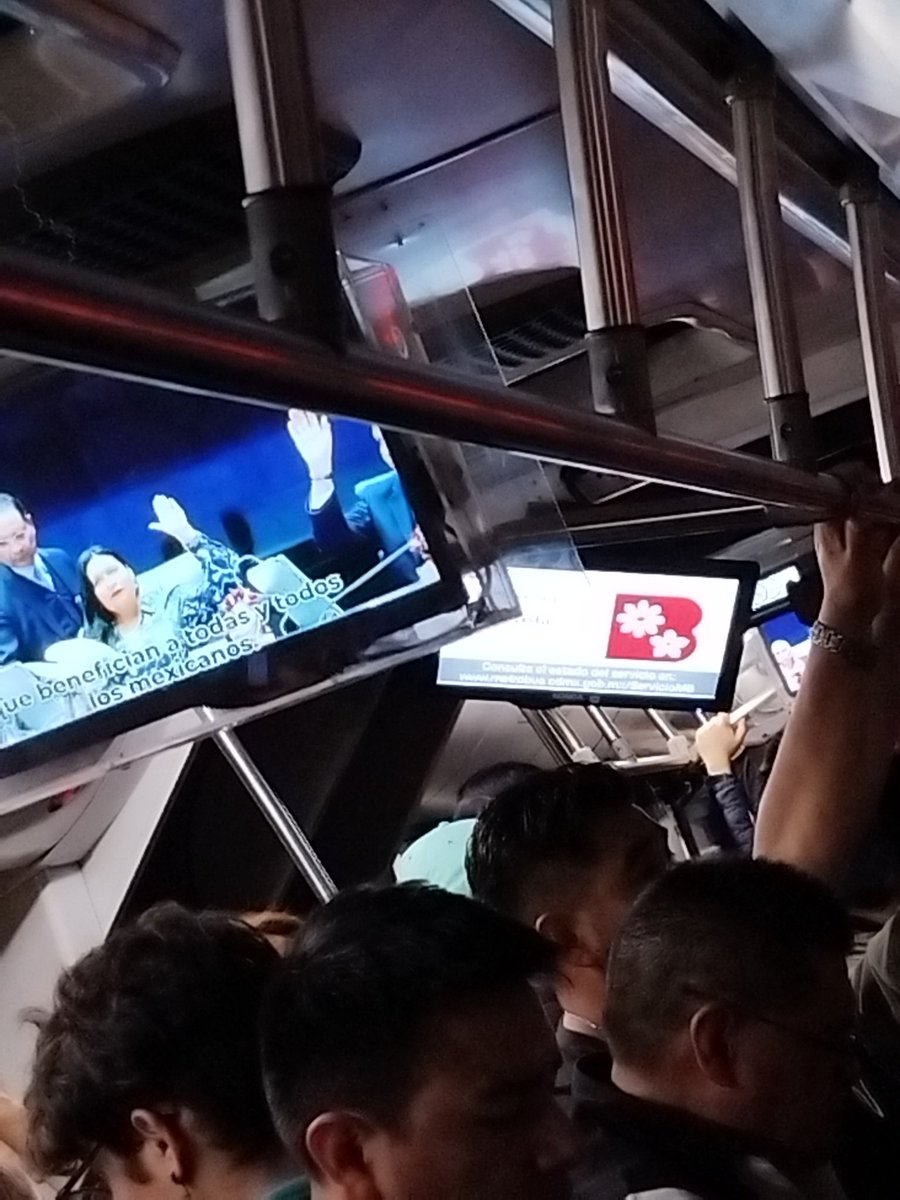oscar8a8a's tweet photo. Hola tío metrobus @MetrobusCDMX tu unidad CE4-7MSA-1313 de la línea 1, una de sus pantallas está a punto de caerse https://t.co/5J1dhZoAzI