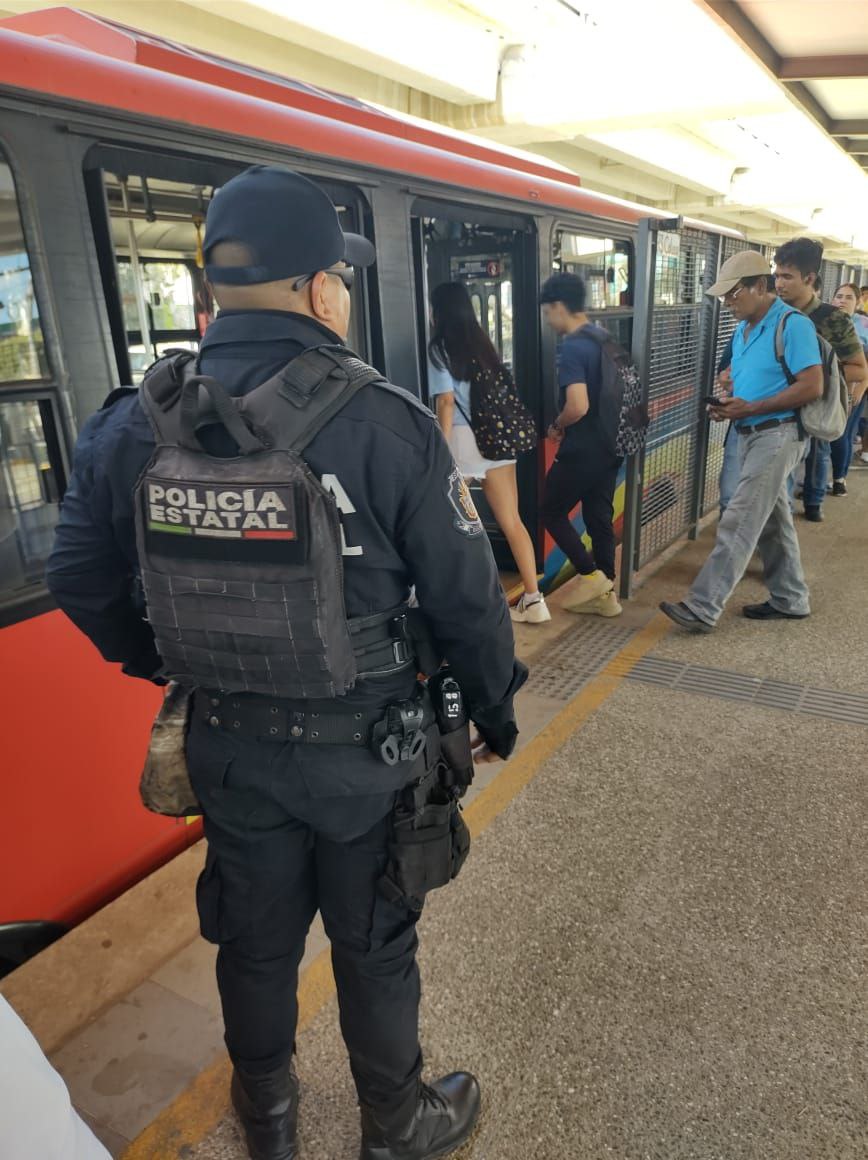 SSPGro's tweet photo. La Policía Estatal de la @SSPGro mantiene vigilancia y seguridad en las diversas estaciones del #Acabus
👮 🚋
#Denuncia089
#Emergencias911 https://t.co/hMWF5xzDLG