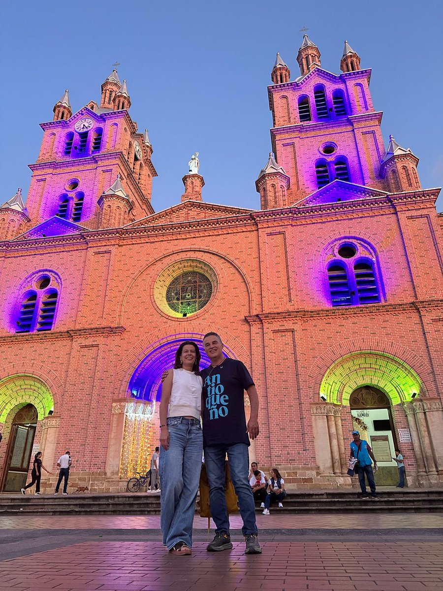 Dando gracias por la vida y porque estemos juntos muchos añosss más. 

Feliz cumpleaños!!! ❤❤
<a href="/anibalgaviria/">Aníbal Gaviria Correa</a>