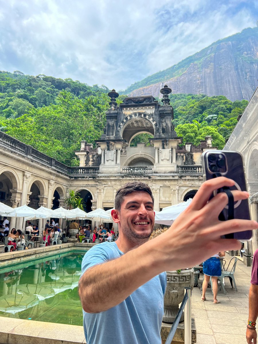 PedroMarxxx's tweet photo. Quando você se recusa a pegar fila pra tirar foto e depois tem que escolher entre a bunda de uma crente de jeans ou um cara de boné aleatório 😢🤣 #parquelage https://t.co/8h647l9bI6