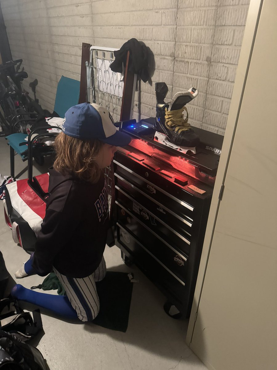 cyozzie's tweet photo. Headed to Silver Stick Internationals tomorrow and he wanted to make sure he had #perfectedges @Sparxhockey Letโs go @omahahockeyclub Jr Mavs! @helios_hockey @HockeyThinkTank https://t.co/lgeUOoGZVi