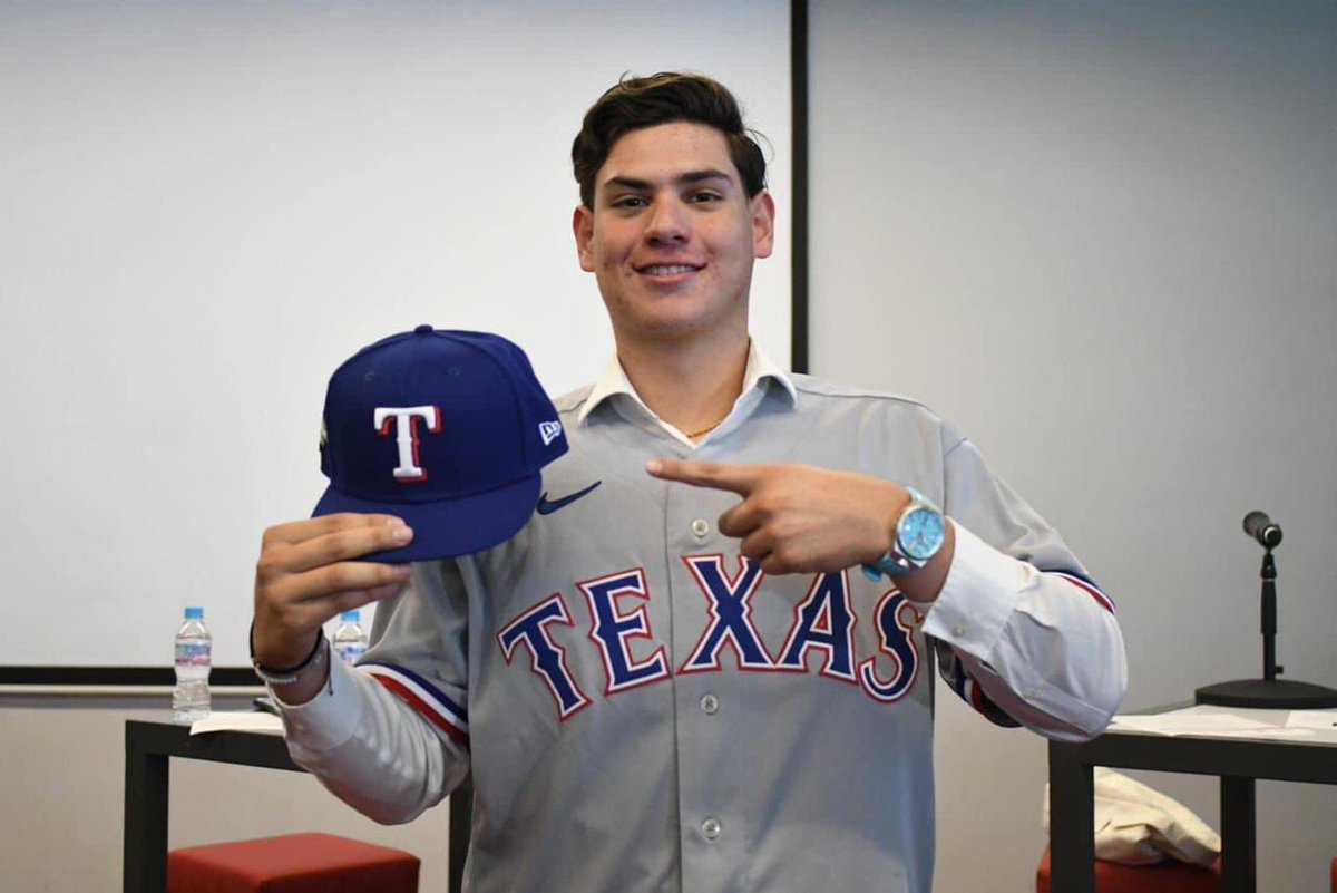 #MLB.

De Guaymas a Texas.

El sonorense de 17 años de edad Angel Arredondo a firmado con la organización de los Texas Rangers ⚾️🇲🇽