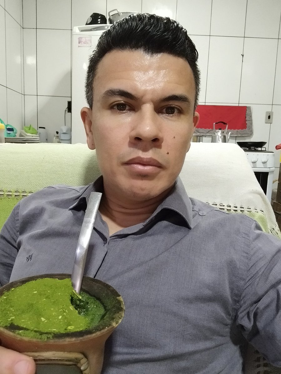 GelsonLeal's tweet photo. Chimarreando, eu e Deus🙏🏼🧉

Diga Eu te amo, Me perdoa, como é bom estar contigo, Você está bonita hoje, Deus abençoe seu dia.

Pois chegará o dia que não poderá mais dizer essas Palavras tão simples, mas que fazem toda diferença pra quem ama.🙌🏼 https://t.co/mgHZm3yLfM