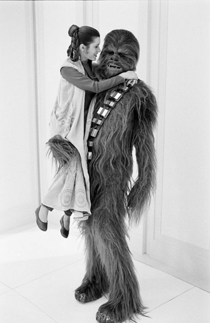 Carrie Fisher (Princess Leia) and Peter Mayhew (Chewbacca) have fun on the set of 'The Empire Strikes Back' (1980)
#CarrieFisher #PrincessLeia #PeterMayhew #Chewbacca #TheEmpireStrikesBack #StarWars