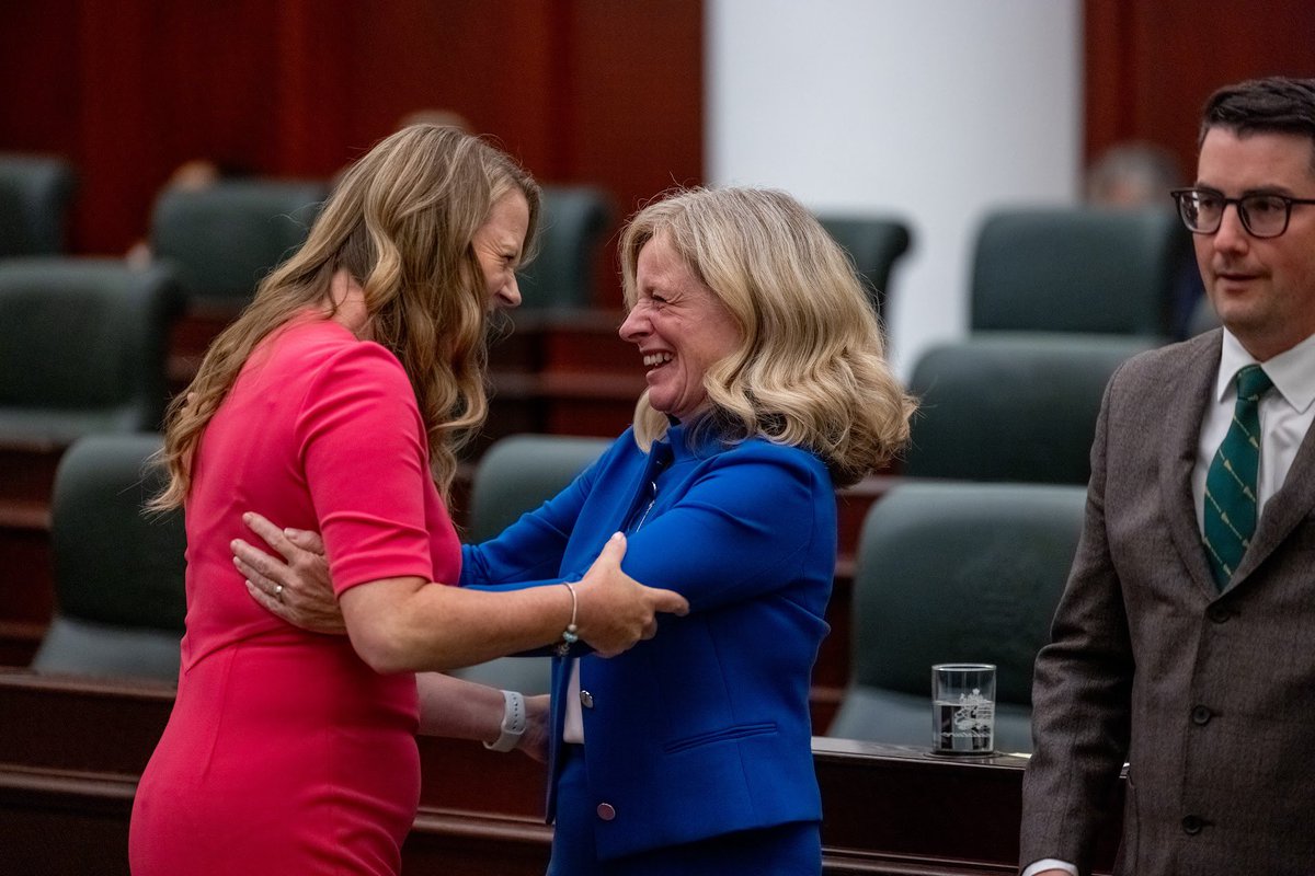 Thank you for your leadership @RachelNotley ! You gave so many people hope and optimism in Alberta. You have showed us what a better future looks like and have left a legacy for us to continue fighting for. Proud to have served on this team with you as leader.