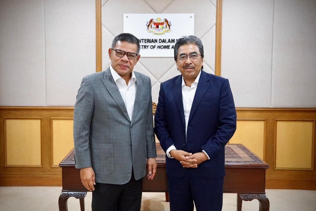 Johari Abdul Ghani (@joharighani) on Twitter photo Saya telah bertemu dengan sahabat saya, YB Datuk Seri <a href="/saifnasution/">Saifuddin Nasution Ismail</a>, Menteri Dalam Negeri bagi membincangkan soal isu pengurusan pekerja asing bagi sektor perladangan dan komoditi. Saya telah bertemu dengan sahabat saya, YB Datuk Seri <a href="/saifnasution/">Saifuddin Nasution Ismail</a>, Menteri Dalam Negeri bagi membincangkan soal isu pengurusan pekerja asing bagi sektor perladangan dan komoditi.