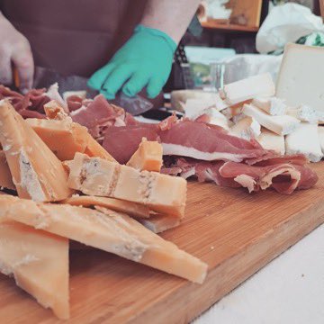 Dai tour del vino, della birra e dell'olio, alle visite alle aziende agricole e alle degustazioni dei prodotti locali, passando per i corsi di cucina e i cooking show, i tour gastronomici a piedi in bicicletta o monopattino, fino alle visite ai mercati locali. #foodtour #Foodie