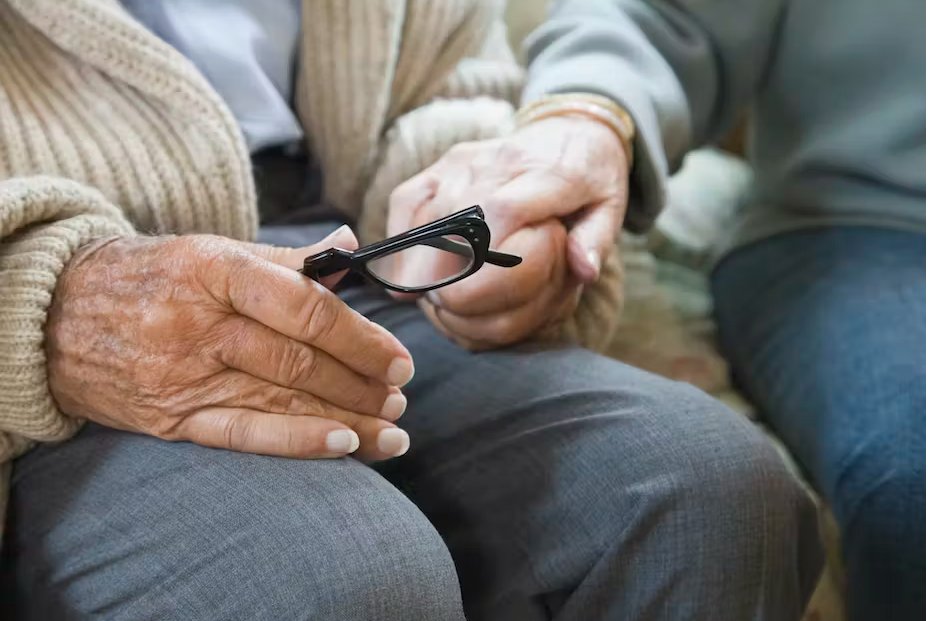 End-of-life conversations can be hard, but your loved ones will thank you. Talking about #death “early and often” can be the greatest gift to bestow on loved ones.
theconversation.com/end-of-life-co…