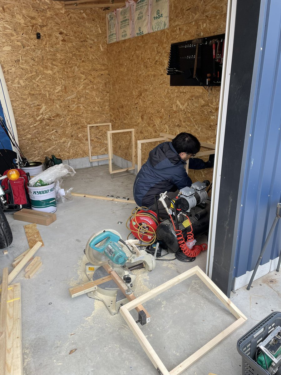 dqmls_E's tweet photo. 会社の人にガレージ簡易棚見せてみたらダメ出しの嵐🌀
そしたら会社のDIYのプロが改装しにに来てくれてます！！
凄い助かります🙇 https://t.co/XAzNNR0wZW