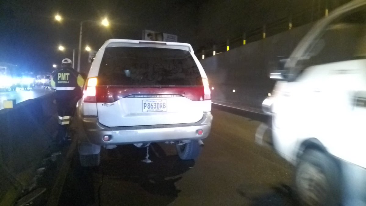Retirando camioneta con averías mecánicas 

⚠️ Precaución porque la están retirando del Viaducto Lomas del Norte en tramo hacia oriente zona 17