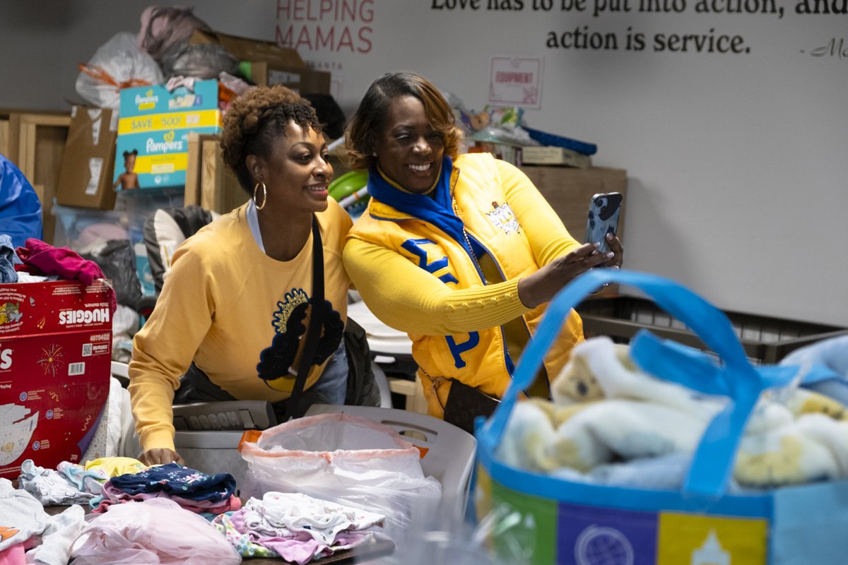An incredible day of service in honor of MLK. Heartfelt thanks to our volunteers who chose Helping Mamas to make a difference. #HelpingMamas #MLKDay #ThankYouVolunteers