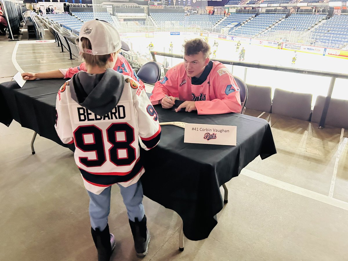 William was in his glory with the @WHLPats players tonight at their team signing event. A big shout-out to all the players for their time tonight with their young fans and for all they do in the community including volunteering with the Outdoor Hockey League!