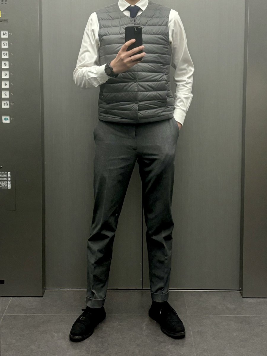 usoart's tweet photo. オフィスビルに入り浸っていると、ユニクロのインナーダウンはいよいよサラリーマンの制服になったと感じる。マジでみんな着ている。 https://t.co/AdtE9EWuRv
