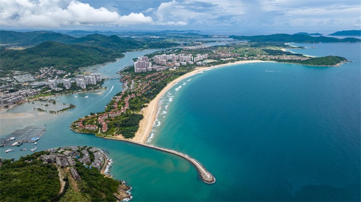 ContactHainan1's tweet photo. A team of Chinese experts have uncovered not just one or two, but three ‘singing beaches’ in the tropical island province of #Hainan. The three musical sand #beaches are in #Clearwater (Qingshui) Bay in #Lingshui, #Shenzhou Peninsula in #Wanning, and #Mulan Bay in #Wenchang. https://t.co/0nAZNhAYzR