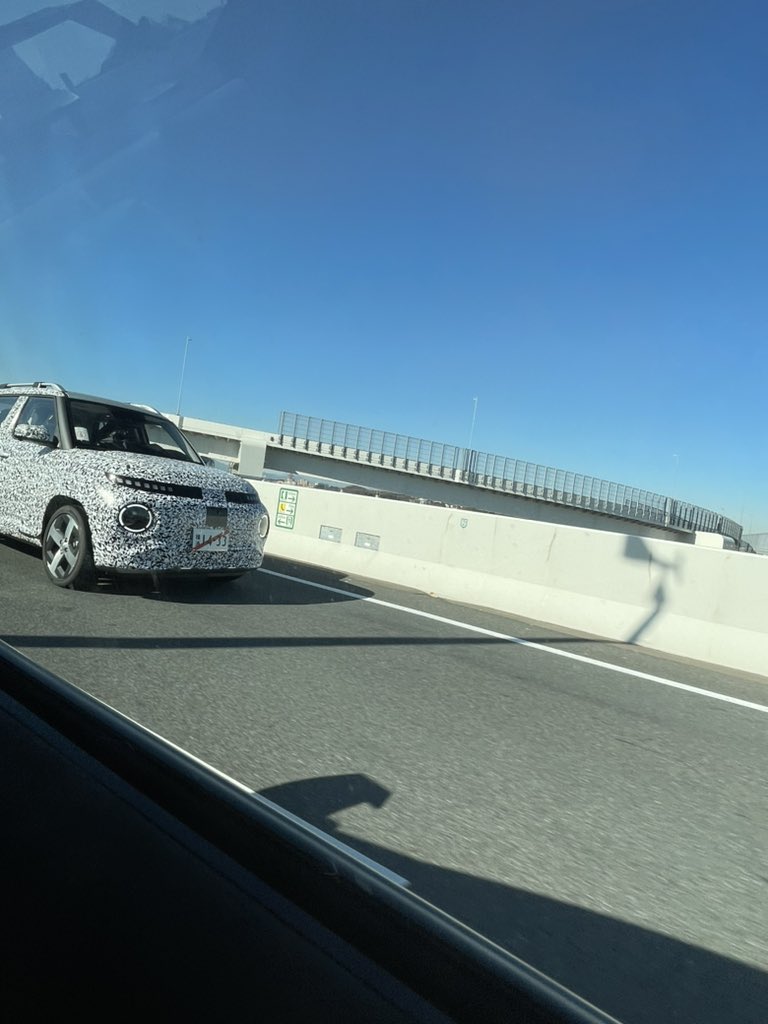 carRacinggr's tweet photo. 今首都高速羽田線を走ってるのですが、テストカー？に遭遇🚗
なんだろー？？？ https://t.co/lvrVaqriVG