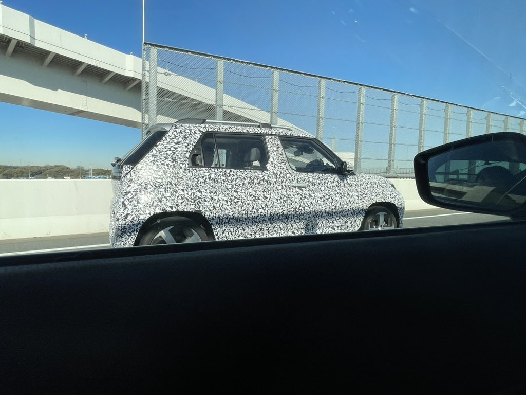 carRacinggr's tweet photo. 今首都高速羽田線を走ってるのですが、テストカー？に遭遇🚗
なんだろー？？？ https://t.co/lvrVaqriVG