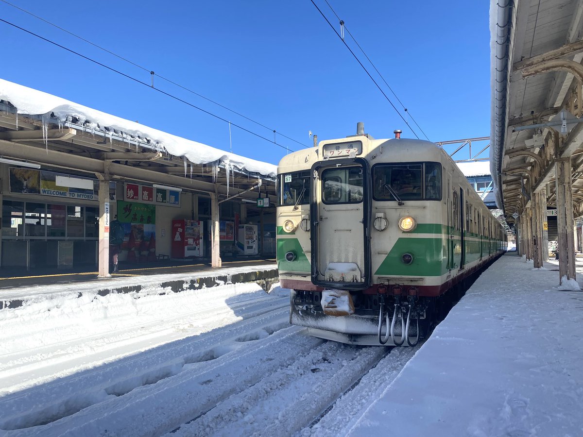 一面雪景色、多くの海外のスキー客の乗車、国鉄車両
なんだこの異世界感()