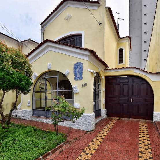 pedro_scapini's tweet photo. Eu tô de saco cheio com o pessoal dignificando a casa de vó e criticando arquitetura moderna/brutalista/concreto. Então segue o fio onde tiro meu diploma empoeirado de arquiteto da gaveta p/ irritar metade do Twitter! Já quero começar a desavença falando: casa de vó ñ é tudo isso https://t.co/ocnjCerxrH